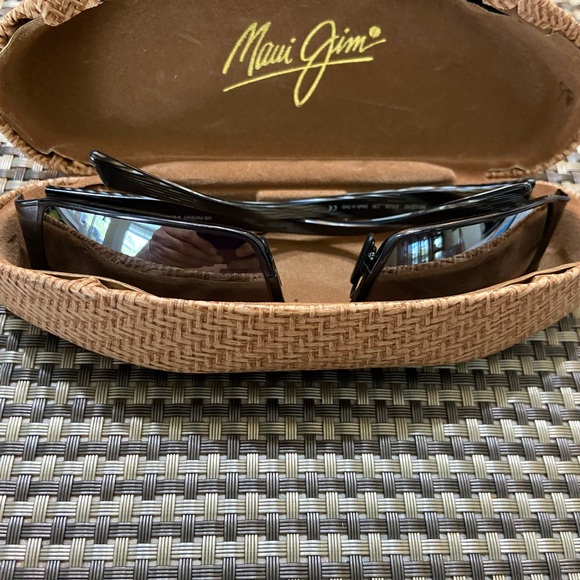 Maui Jim Black Polarized Grey Lense Sunglasses MJ-122-02 with Woven like Case main image 10